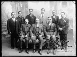 Foto de estudio de un grupo de varones vestidos de traje.