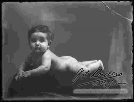 Foto de estudio de un bebe desnudo