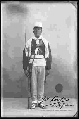 Foto de estudio de un Soldado de los colorados de Bolivia, de frente