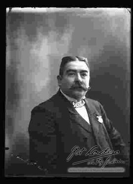 Foto de estudio de medio cuerpo de Manuel María Murillo.