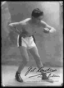 Foto de estudio de un boxeador del club pabón, entrenando