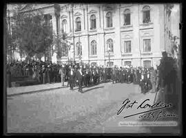 Presidente Hernando Siles, saliendo del Congreso y dirigiéndose al Palacio de Gobierno, el periodo de 10 de enero de 1926 al 28 de mayo de 1930
