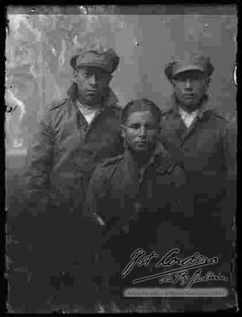 Foto de estudio de tres soldados de la Guerra del Chaco