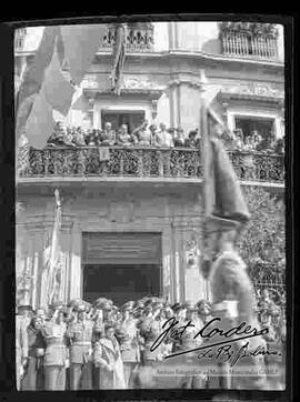 Presidente Enrique Peñaranda, en los balcones del Palacio de Gobierno. observando un desfile Militar