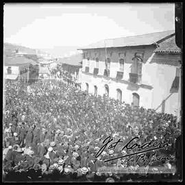 Multitud de personas en el entierro de José Manuel Pando por la Plaza Alonso de Mendoza y calle Evaristo Valle