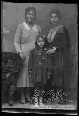 Foto de estudio de una familia. madre con sus dos hijas