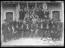 Presidente José Gutiérrez Guerra y Diez de Medina, junto a grupo político, reunidos en el patio de una casa particular.