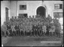 Grupo de soldados junto a comandantes y personal civil en el patio de un regimiento