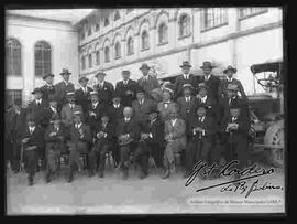 Grupo de intelectuales en el patio de una residencia, entre los cuales se encuentra arturo Posnaski.