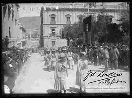 Desfile del 6 de agosto, por parte de señoritas boys scouts, pasando delante del palacio legislativo y palacio de gobierno, plaza Murillo.