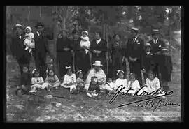 familia en el huerto de una casa