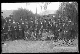 Grupo político, reunido en el patio de una casa particular