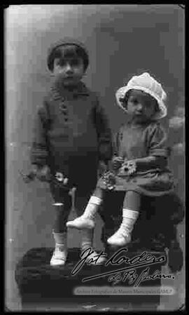 Foto de estudio de un niño y una niña