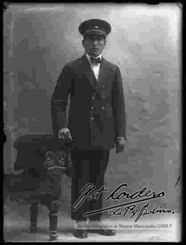 Foto de estudio de un conductor del ferrocarril, con uniforme