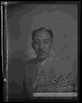 Autorretrato de una foto de estudio de medio cuerpo de Julio Cordero Ordoñez