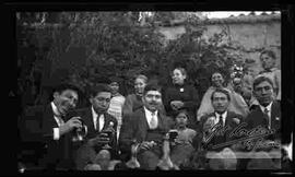 Adrian Patiño y su familia, junto a Julio Cordero Castillo, en el patio de una casa particular, celebrando un acontecimiento.