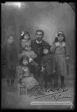 Retrato  de estudio de una familia