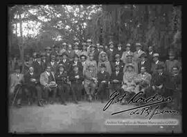Grupo de médicos en el patio de una casa particular