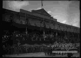 Regimiento de Infantería, pasando por el palco oficial para la transmisión de mando de Ismael Montes a Gutierrez Guerra