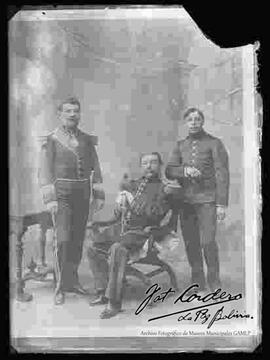 Presidente Ismael Montes Gamboa, 1ra gestión como presidente de Bolivia (14 de agosto de 1904 al 12 de agosto de 1909),  parado lado a lado con su hijo Eduardo Montes y junto a su padre que se halla sentado en un sillón