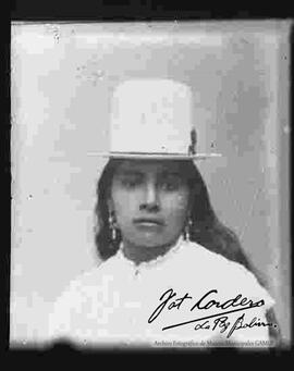 Reproducción de la fotografía de medio cuerpo de una chola.