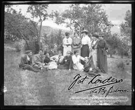 Familia en un día de campo, en un huerto