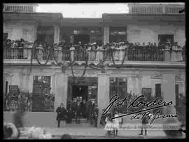 Grupo de personalidades, pertenecientes a un grupo social,  reunidos en la casa  Gallardo por el  Paseo del Prado