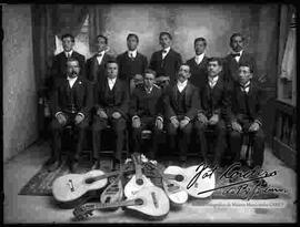 Conjunto musical de estudiantina, en una casa particular.