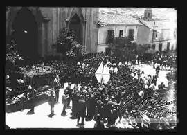 Multitud y carrosa fúnebre en el entierro de Jose Manuel Pando en la Avenida America