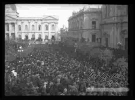 Concentración de una multitud de personas en la Plaza Murillo, frente al Palacio de Gobierno, después del colgamiento de Gualberto Villarroel, el 21 de julio, durante la revolución de 1946