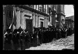 Procesión  en semana santa, pasando delante del palacio de gobierno, plaza Murillo.