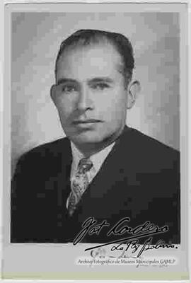 Foto de estudio de medio cuerpo del Sr. Nestor Alfaro Reynaldo. 22 de octubre de 1948