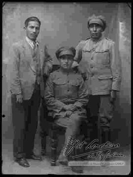 Foto de estudio de un grupo de soldados