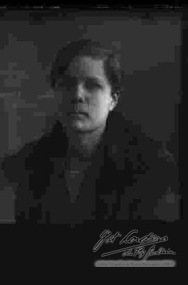 Reproducción de la fotografia de una dama.