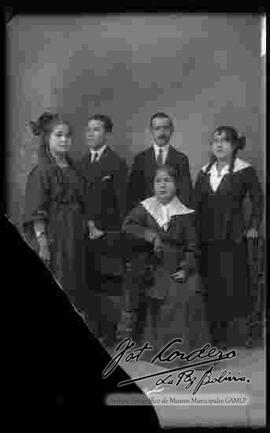 Retrato  de estudio de una familia