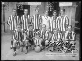 Equipo de futbol en el patio del hotel Torino