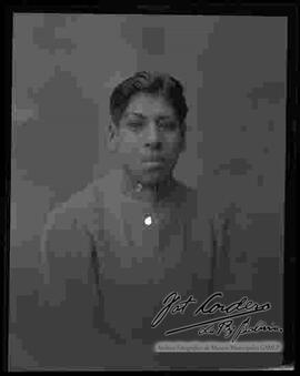 Foto de estudio, de medio cuerpo de un soldado de la Guerra del Chaco