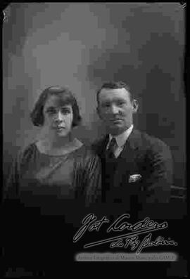 Foto de estudio con esfumador, de una pareja de esposos