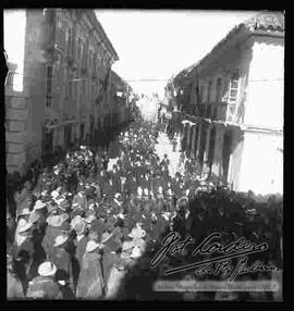 Personas observando el desfile cívico del 16 de julio que va pasando por la calle Mercado, esquina calle Yanacocha.