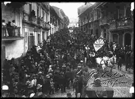 Entrada de la comparsa "Zaparrastrosos" y "Futres de Venecia", bajando por la calle Evaristo Valle en carnavales.