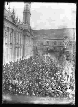 Un aspecto del gran desfile popular en homenaje a las embajadas, en la Plaza Murillo, frente al Palacio Legislativo