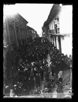 Desfile del 6 de agosto, pasando por la calle Mercado, esquina Yanacocha.