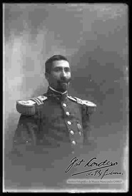 Foto de estudio, de medio cuerpo de un Oficial del Ejercito