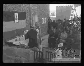 Celebración de una misa, con la presencia de oficiales de la policía y civiles