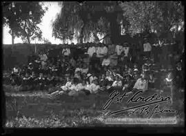 Grupo de señoritas estudiantes de un colegio junto a sus padres y profesores en un día de campo