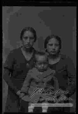 Foto de estudio de una familia. Una madre junto a su hija e hijo pequeño