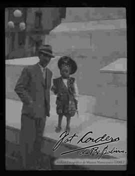 Julio Gonzalo Cordero Benavides, vestido de cusqueño junto a su padre en el prado