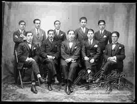 Foto de estudio de un grupo estudiantes universitarios, junto a su catedrático