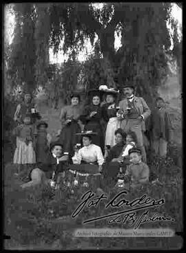 Familia reunida en el huerto de una casa