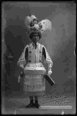 Foto de estudio de un varón vestido con traje folklórico de moreno.